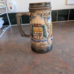 #B5 Beer Stein featuring the Cologne Cathedral
This beerstein is about 7 in tall