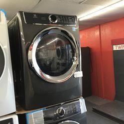 New Scratch And Dent Electrolux Front Load Washer And Dryer Set. 1 Year Warranty 