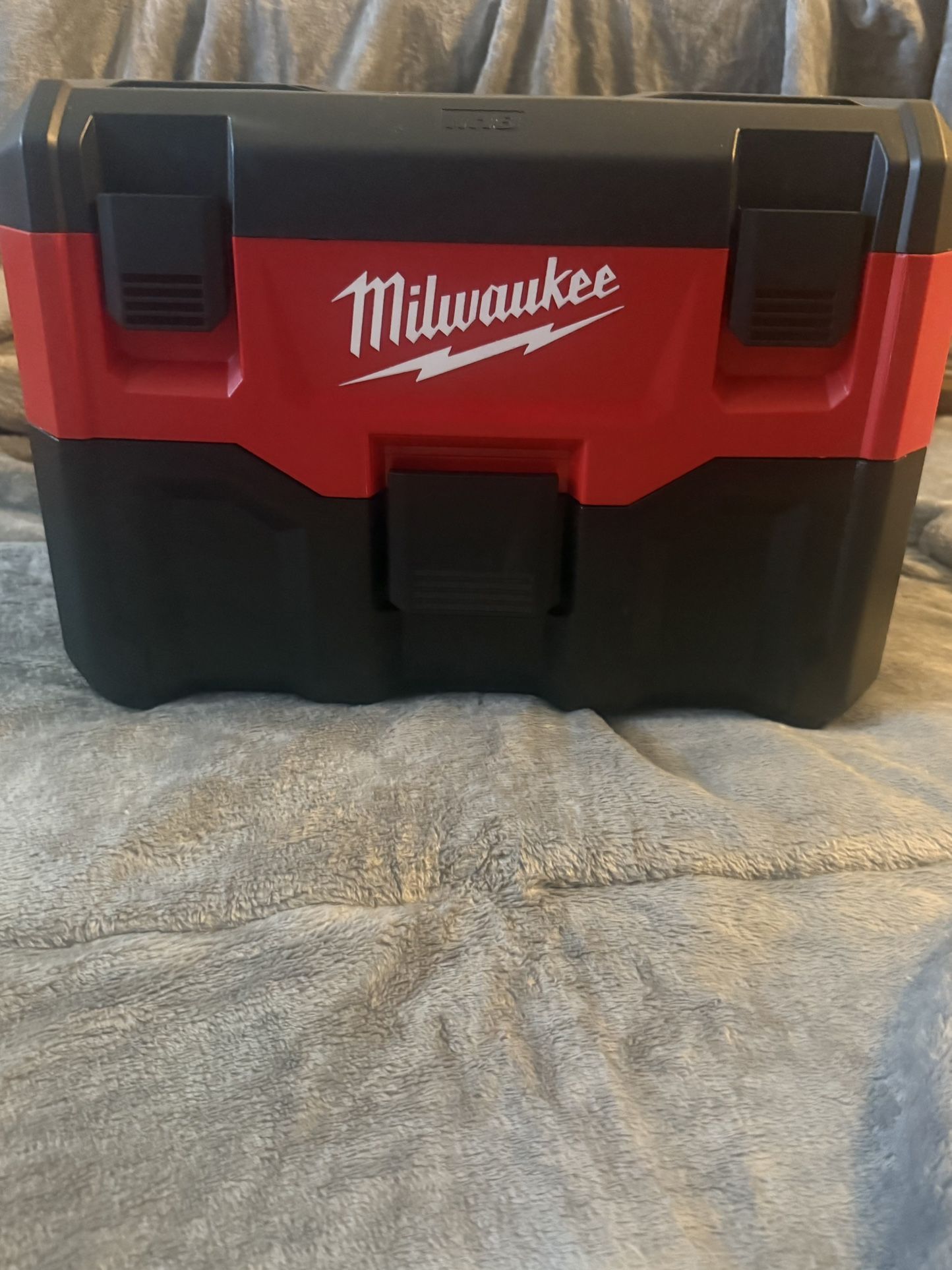 Milwaukee M18 18-Volt 2 Gal. Lithium-Ion Cordless Wet/Dry Vacuum (Vacuum-Only)
