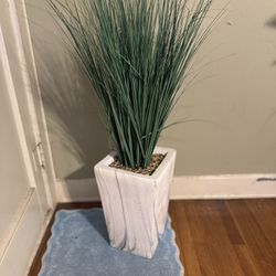 BEAUTIFUL FAUX PLANT IN FAUX MARBLE VASE 