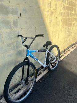 Throne 29 bloc boi
