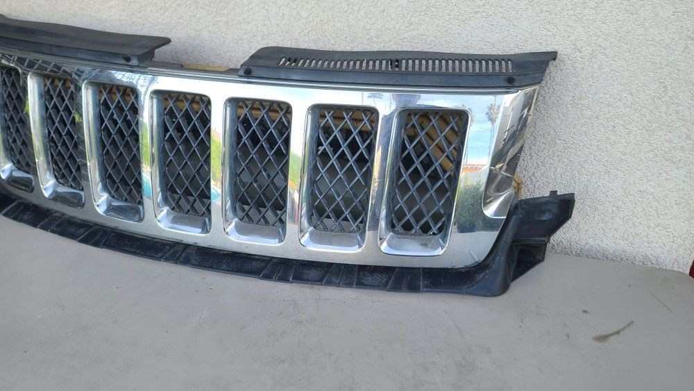 2011 - 2013 JEEP GRAND CHEROKEE GRILLE CHROME HEMI GENUINE USED OEM. XX4