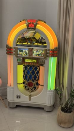 Limited Edition Elvis Presley  vintage Wurlitzer CD Jukebox WHITE