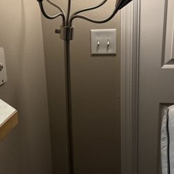 Mainstays 5-Light Multihead Floor Lamp, Silver with White Shade and a Metal Base