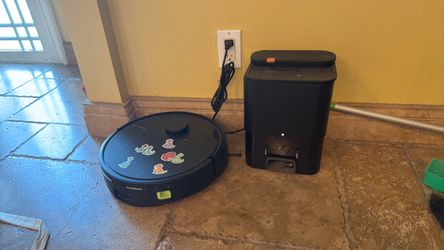 Robot Vacuum with Auto-Empty Base Station