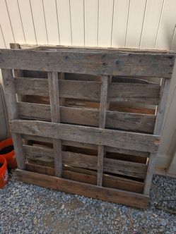 Wood pallets free