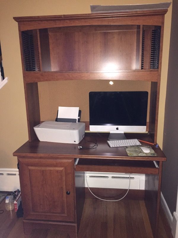 Desk great condition 6 ft by 4 ft