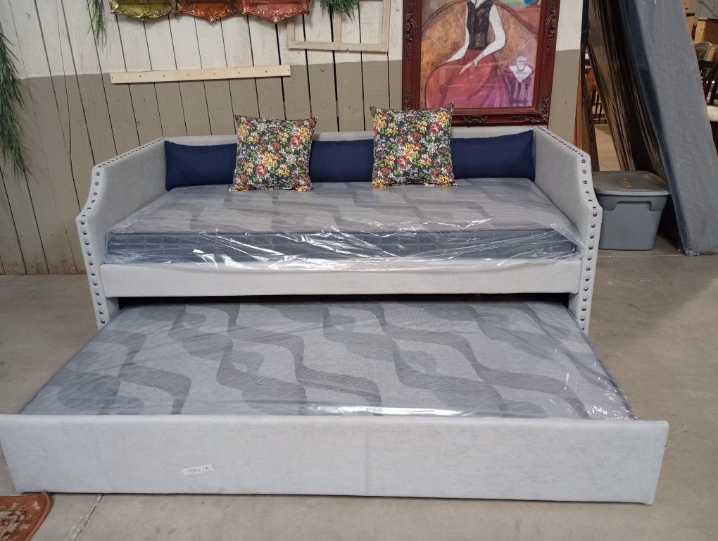 Daybed With Trundle And Mattresses