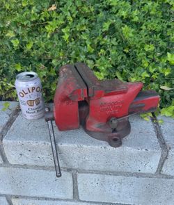 Vintage vise ridge tool company, early rigid vise.