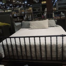 Queen Spindle Metal Bed — Universal 1003393310