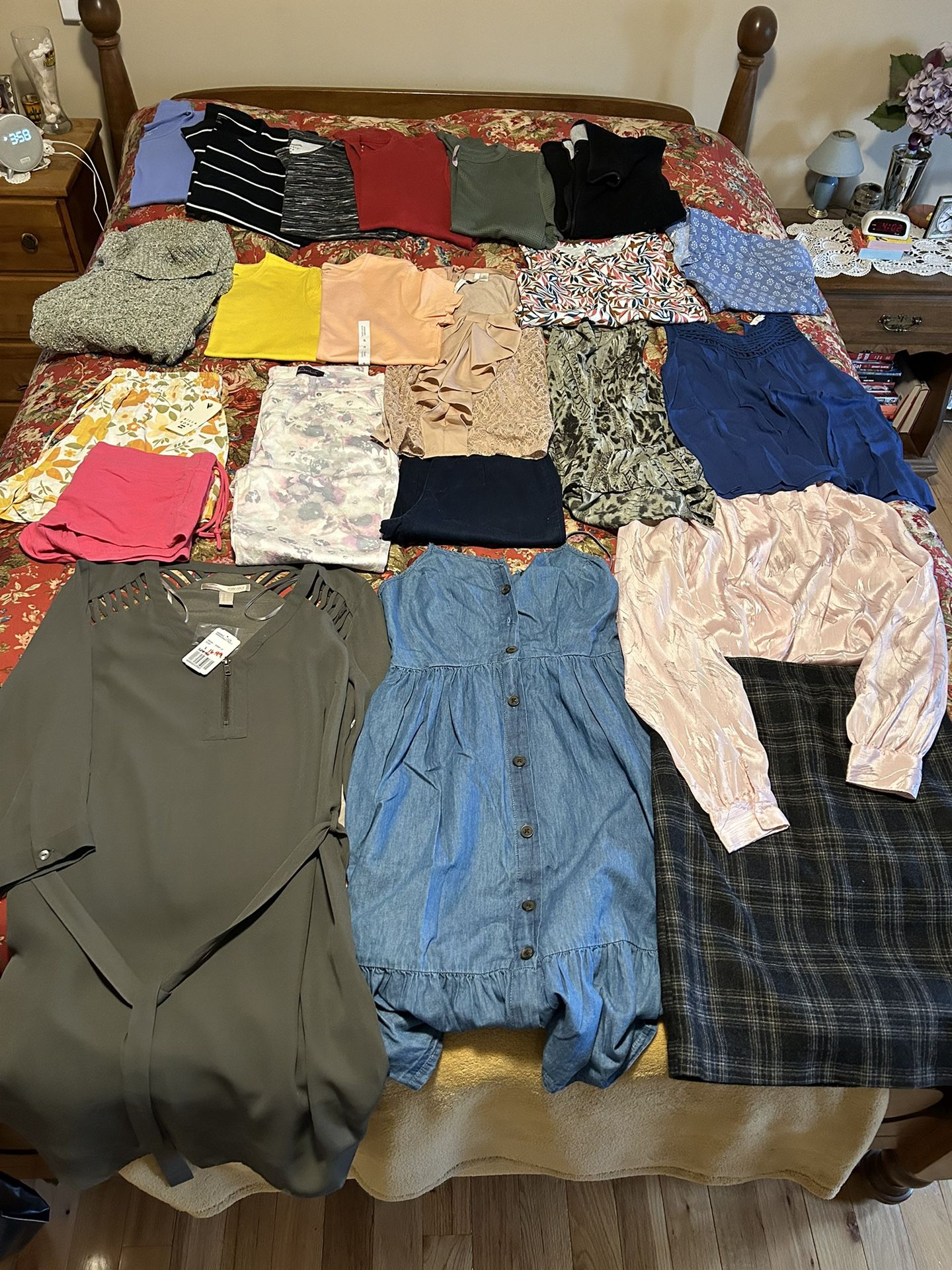 Big Bundle Of Ladies Clothes -Many Brand Names - Some W/ Tags - Mostly Size Small