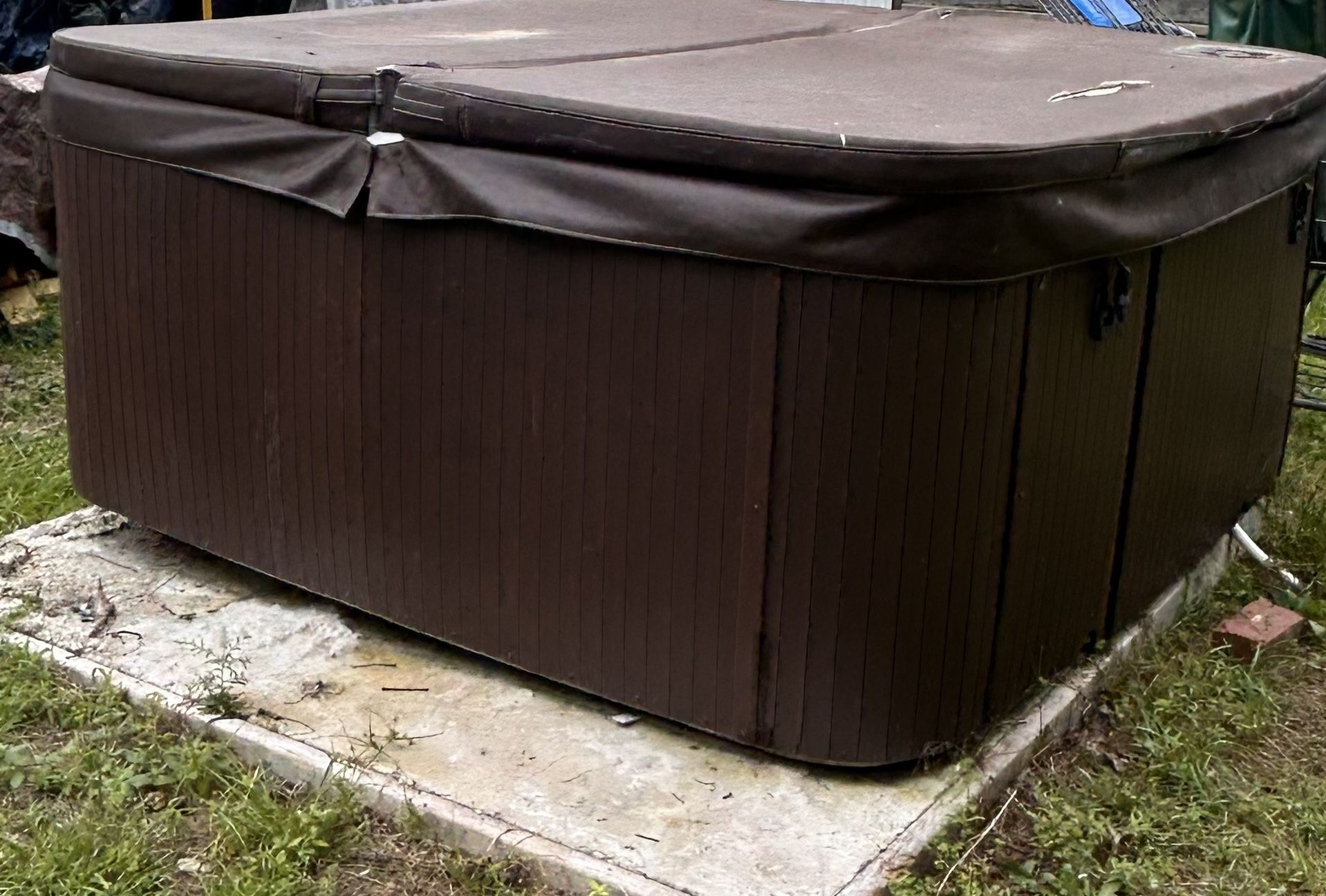 Hot Tub With Cover