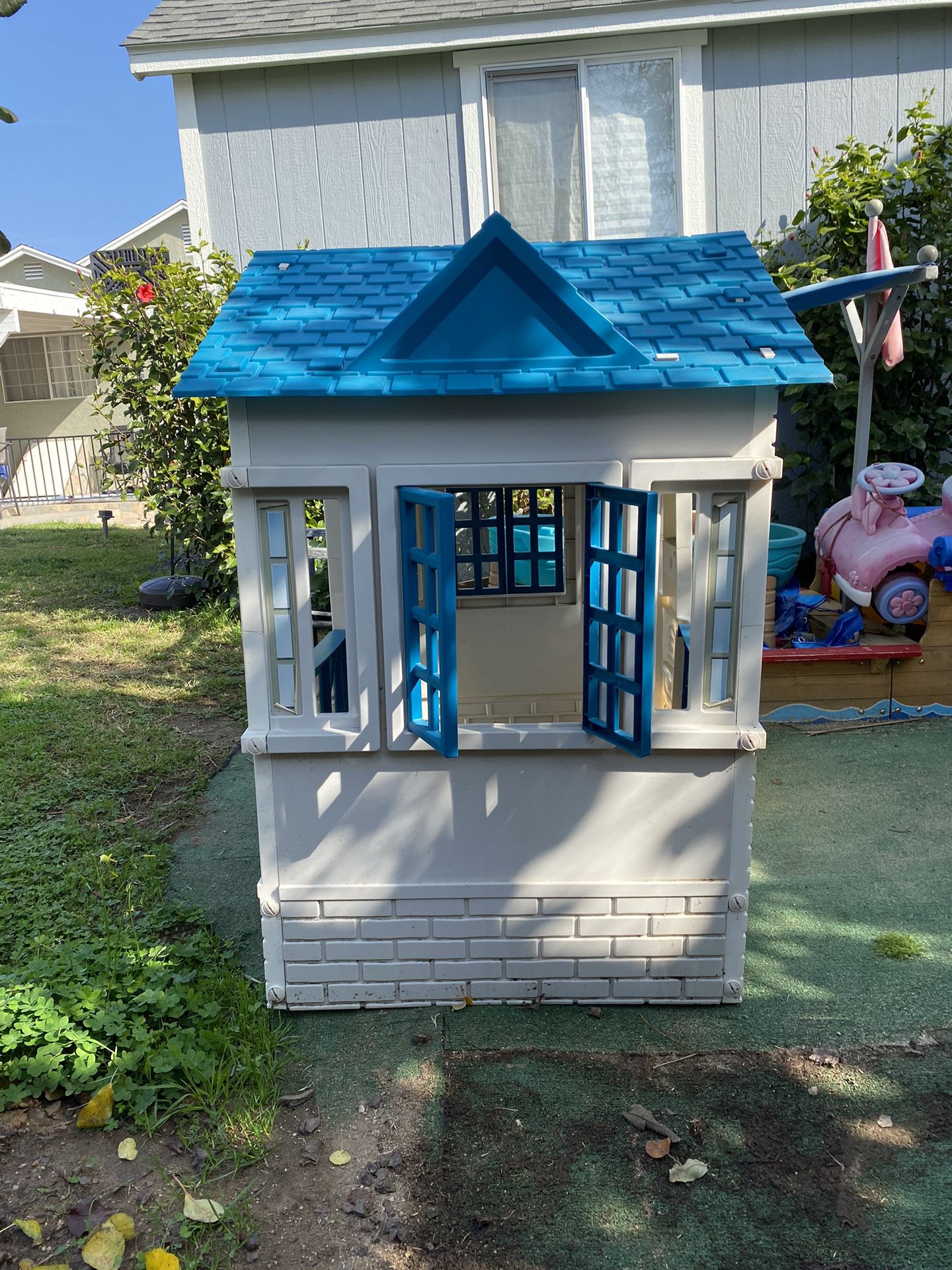 Little Tikes Small Cape Cottage Refresh Playhouse for Sale in San Fernando,  CA - OfferUp