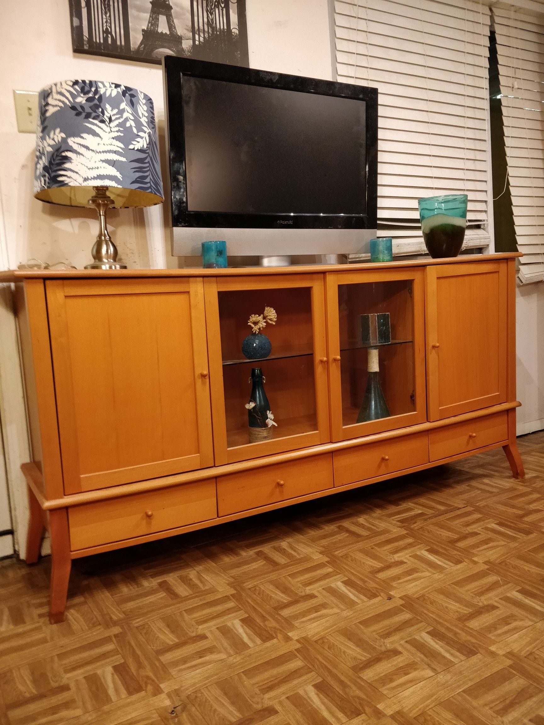 Nice wooden buffet/ TV stand for big TVs with 4 drawers, cabinets and glass shelves in very good condition, all