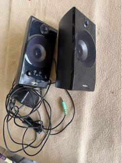 Insignia powered computer/desktop speaker speakers excellent condition