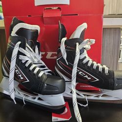 CCM jet speed FT440 YT ice skates. size 13Y. NIB