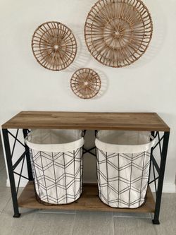 Entry table with baskets