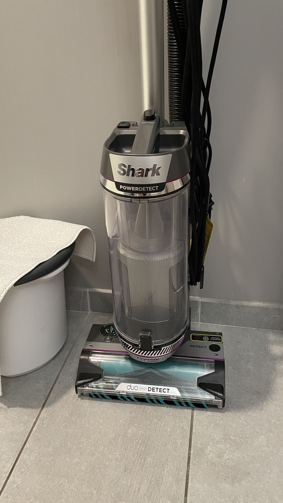 Shark® POWERDETECT™ upright vacuum combines strong suction with advanced DuoClean Detect™ Technology for faster, smarter cleaning