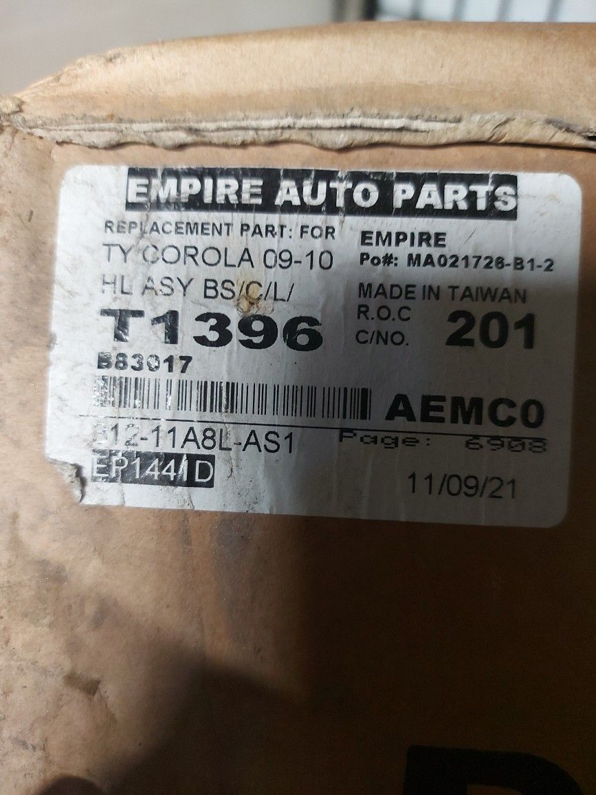 This is a headlight for a 2009 to 2010 Corolla Toyota Corolla it's a left side headlight Is brand new still in the box