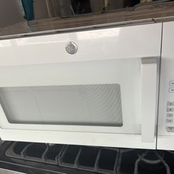 Like New GE microwave 