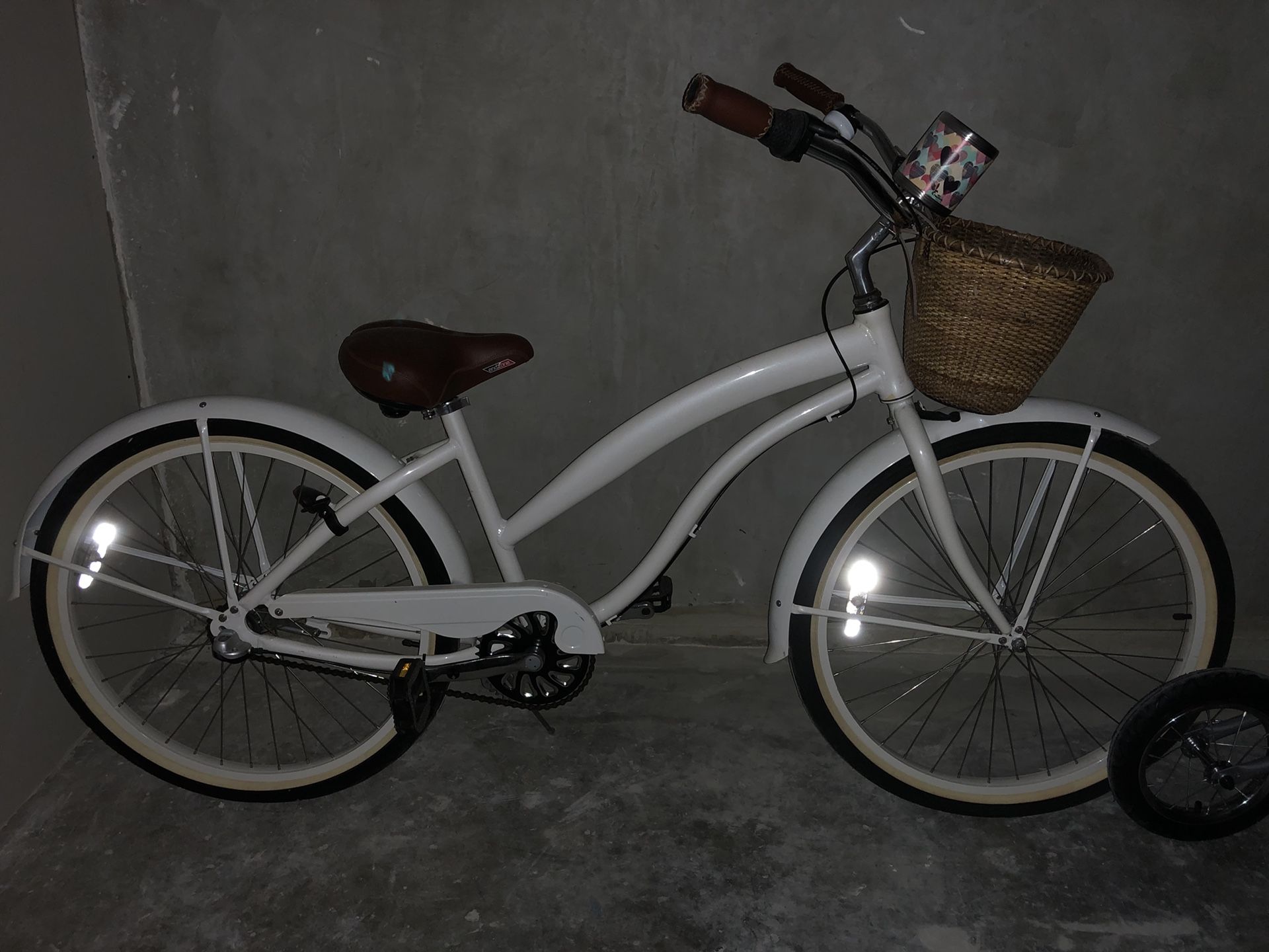 Women’s beach cruiser w/ basket