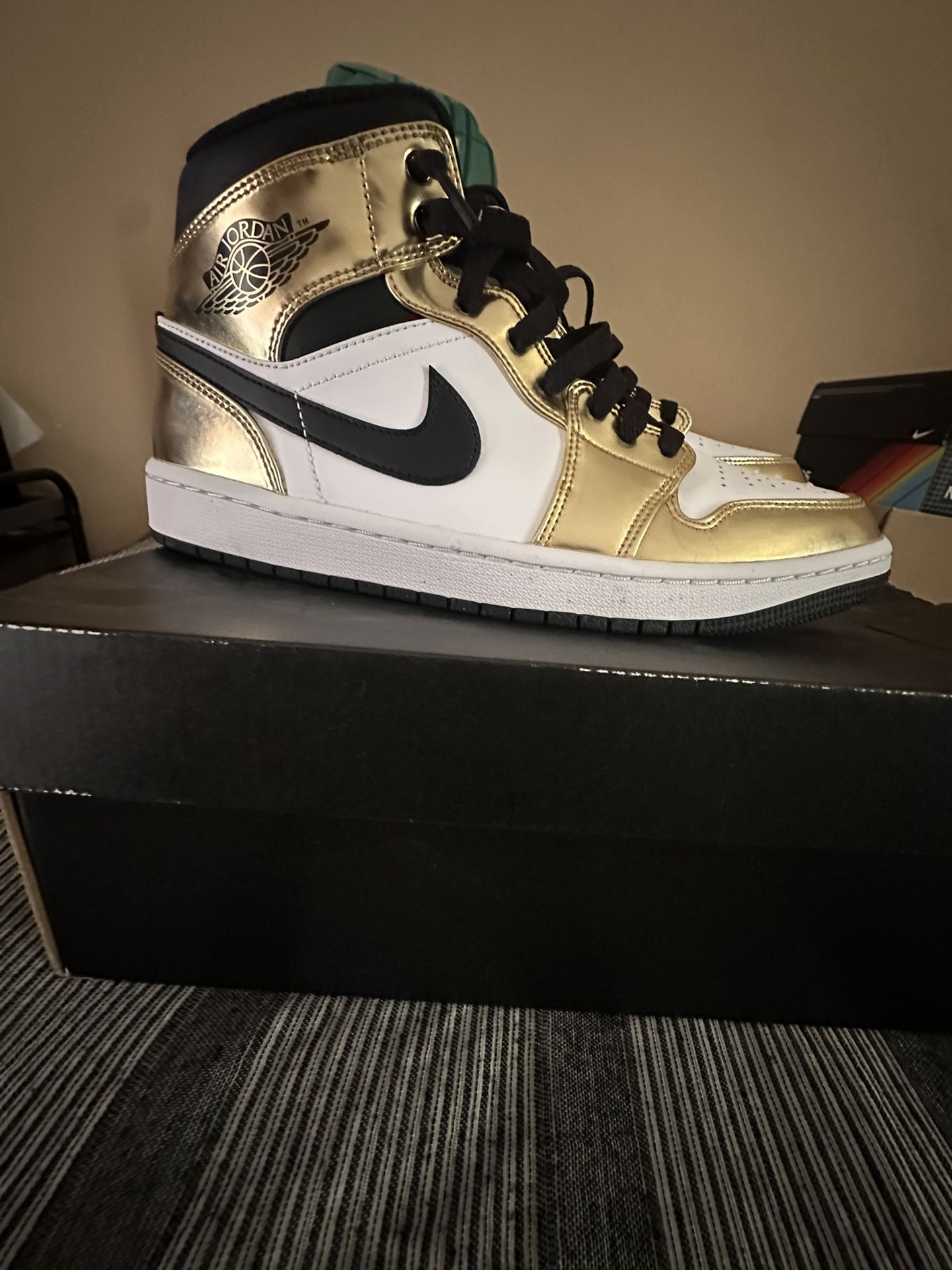 Jordan 1 Mid Metallic Gold Size 9