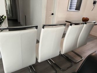 4 sillas de comedor blancas con chromo, modernas. Four modern dining chairs modern with chrome.