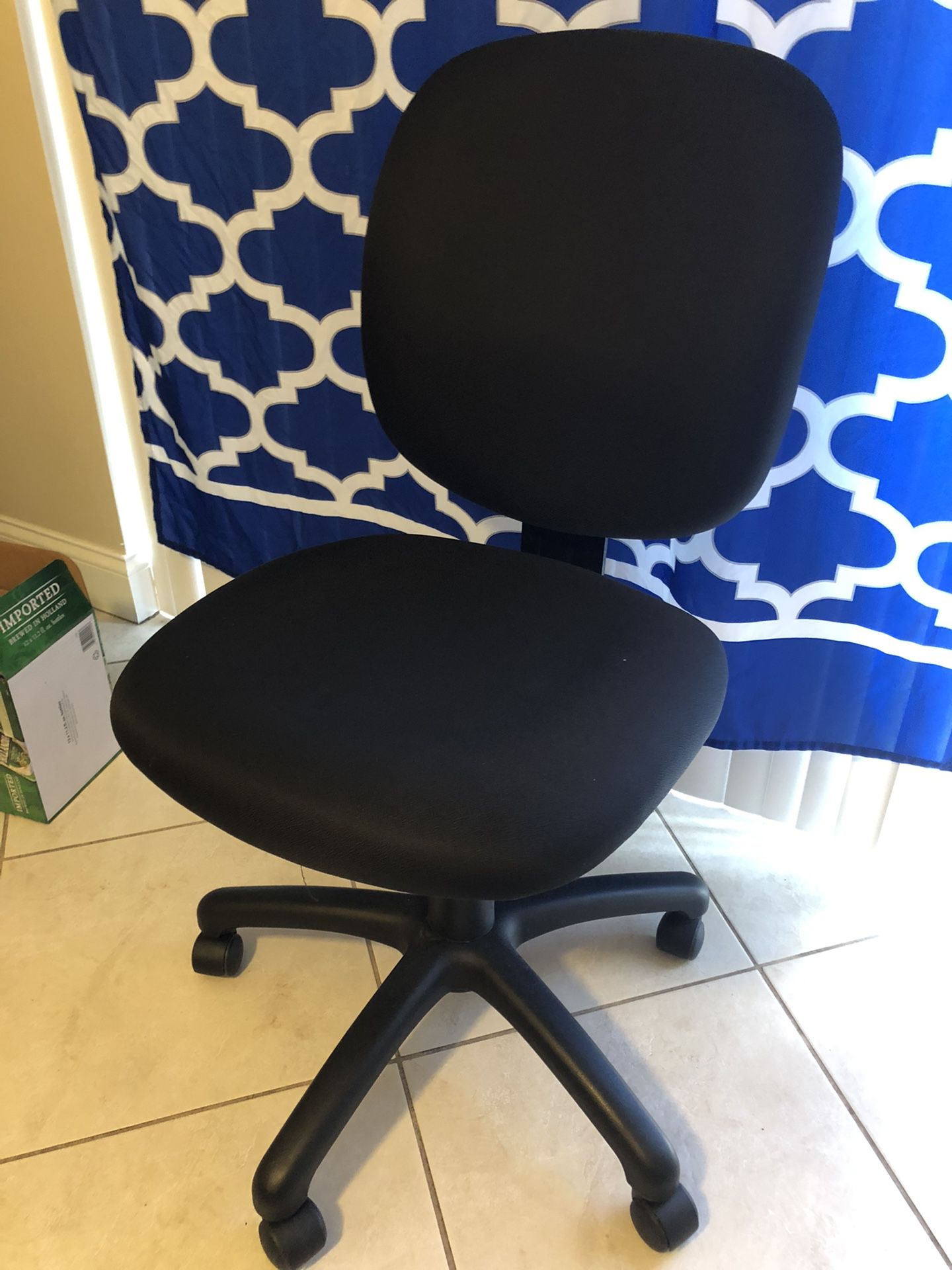 Black Desk Chair  ( Like New)