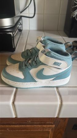 Nike court borough mid 2 size 9