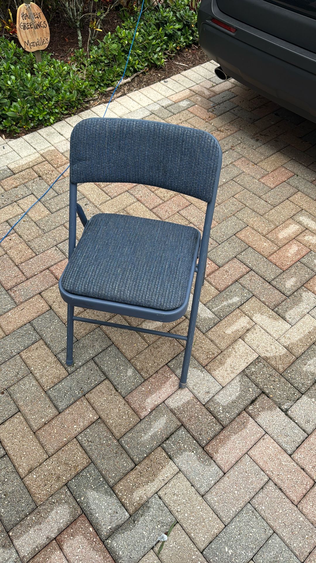 Cushioned foldable chairs