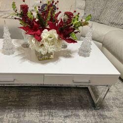 Beautiful Cocktail and End Tables With Lamp For Sale