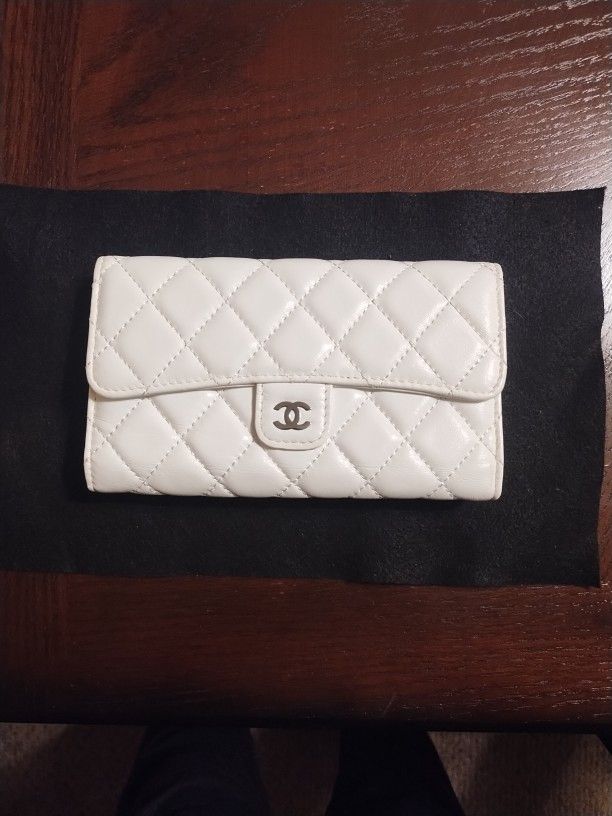 NEW WOMEN'S WALLET. WHITE COLOR.
