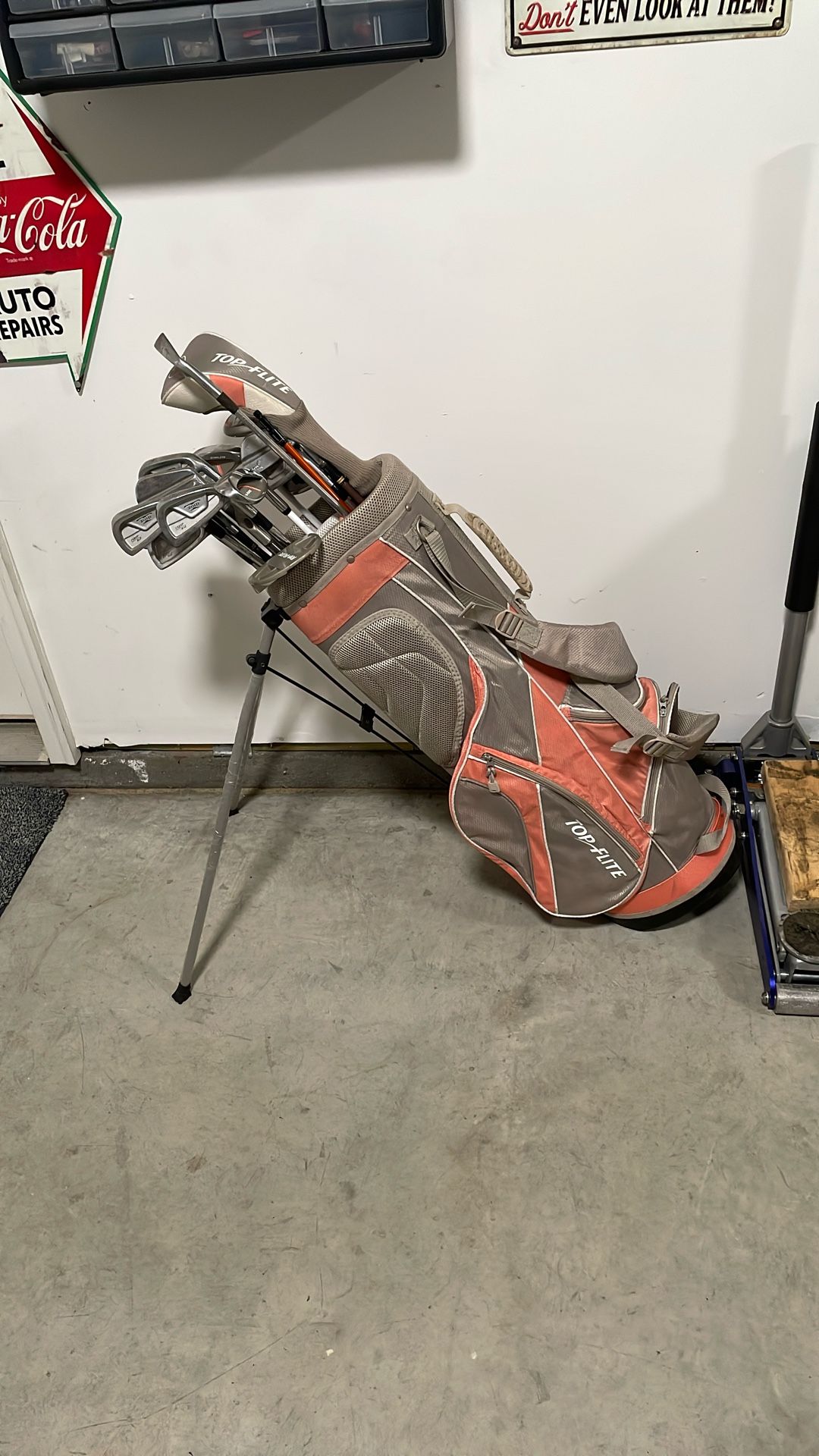 Top-Flite Golf Bag Woman’s With Many Clubs