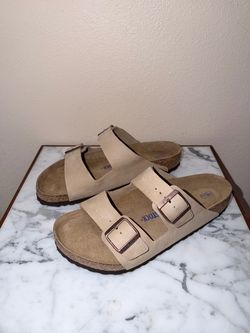 Birkenstock Arizona Soft Footbed sandals in Taupe suede leather. Men’s US size 10–10.5 / EU 43. Made in Germany.