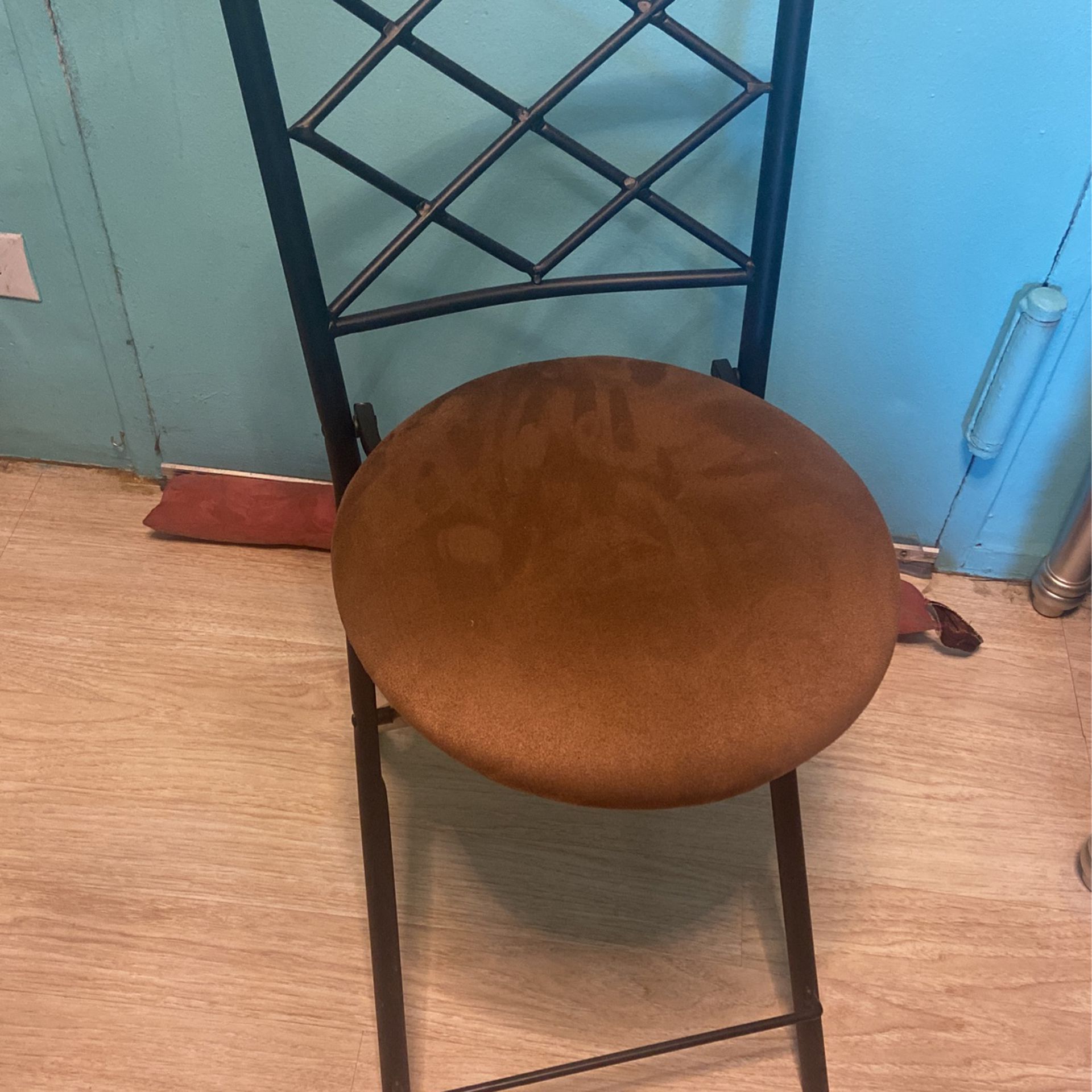 medium stool with back
