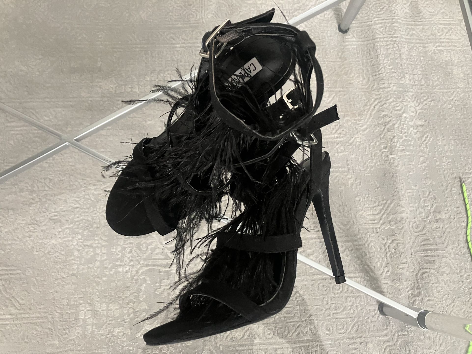 Women’s Feathered Blk Heels Size 7 Used