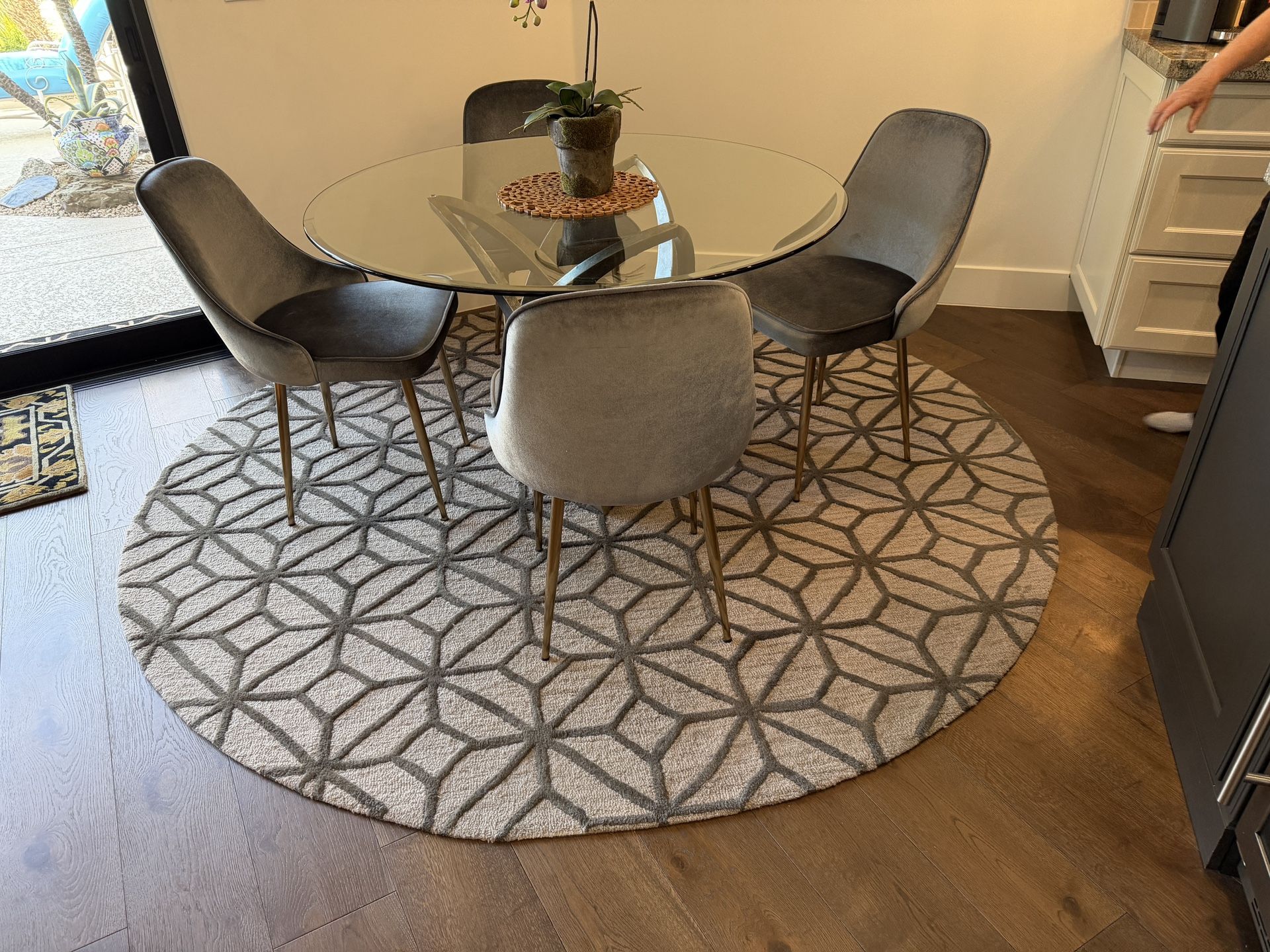 8’ Round Wool Rug for Sale in Scottsdale, AZ - OfferUp
