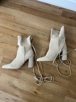 CREAM COLORED ANKLE HIGH BOOTS 7.5