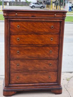 DRESSER