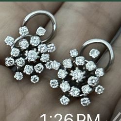 1.6 VVS one to Vivi S2 Russian diamond earrings with collapse in the back beautiful earrings about half an inch stays in place and very comfortable re