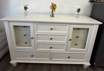 White Coaster Dresser Good Condition