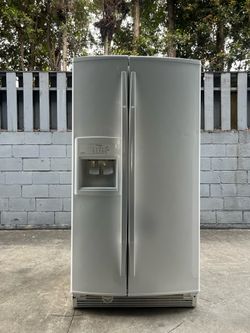Whirlpool excellent, working white refrigerator freezer side-by-side