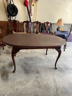 Dining Room Table with 6 chairs: including 2 table leafs and protective covering
