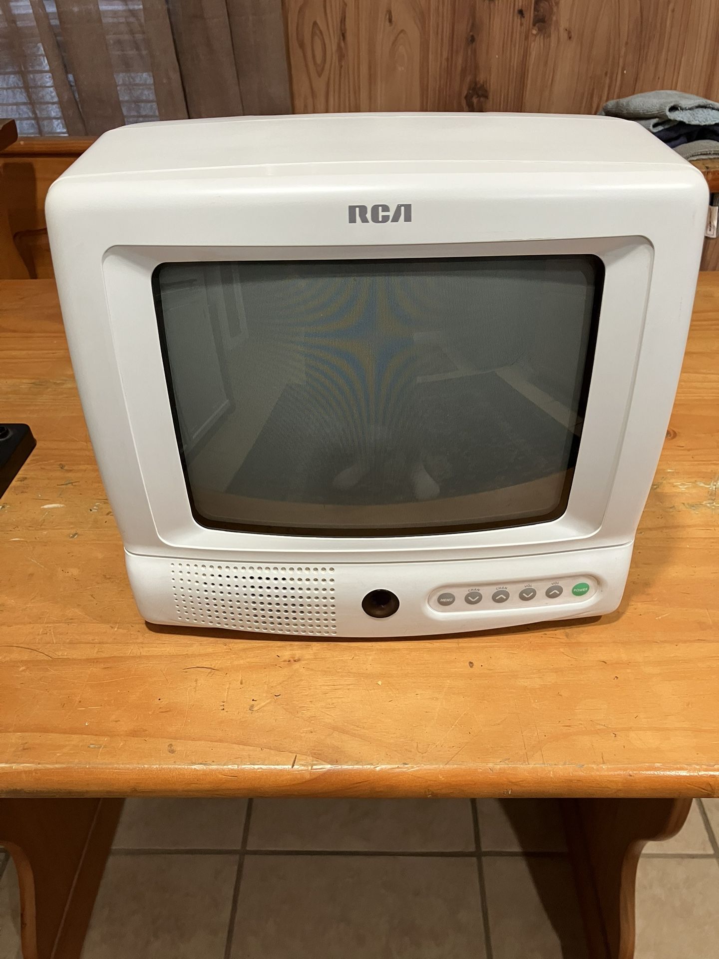 9” White RCA CRT Tv(read Description)
