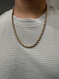 Solid 10k gold Diamond-Cut Rope Chain  Like New