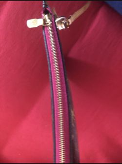 LV POUCH ORGINAL NO STAINS/NO MARKS CLEAN IN & OUT