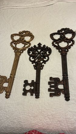 Set of 3 Decorative Oversized Skeleton Keys