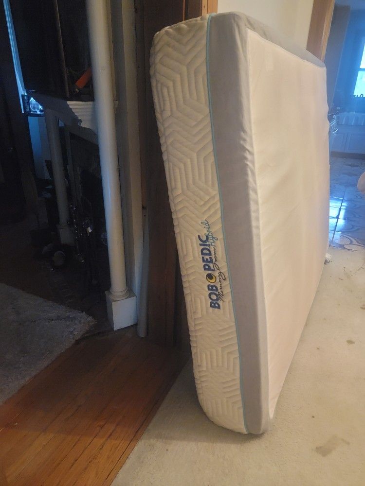 Bobs Furniture Bed/mattress