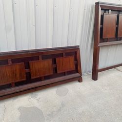 Beautifull Queen Size Bedroom Set With Light Up LED Headboard Light3 Dressers And  A Mirror