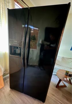Frigidaire side-by-side Refrigerator, 25.6 cu